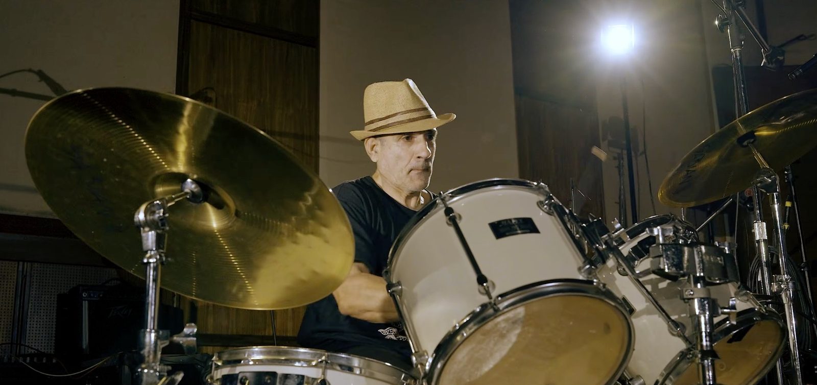 Gabriel Mendes visto de frente atrás da bateria