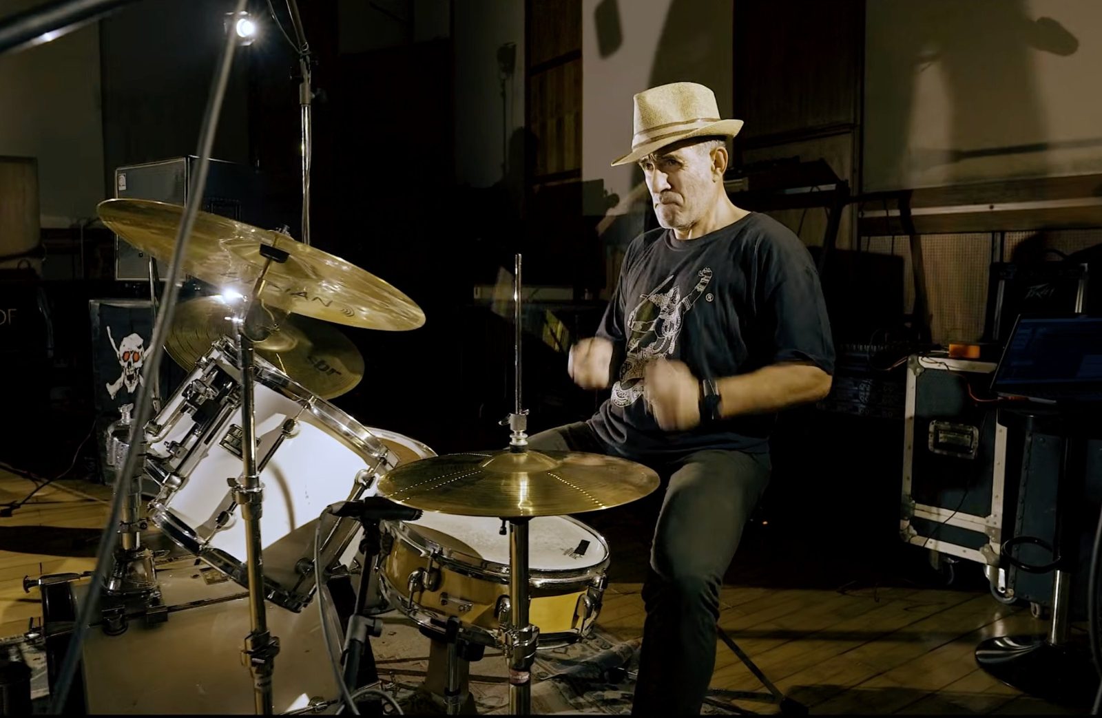 Gabriel Mendes em ação a tocar bateria durante sessão de gravação